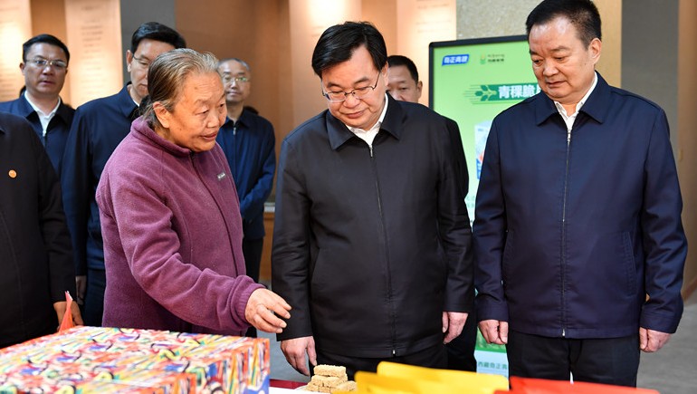 西藏·甘肅工作座談會在拉薩舉行，兩省區(qū)領導蒞臨奇正青稞考察